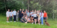 Gruppenfoto der Pflegeklasse GPA23 im Wald