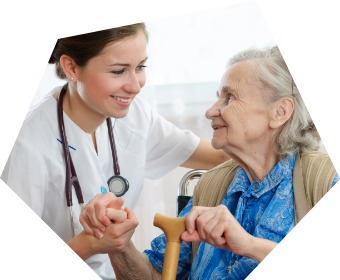 Ärztin reicht alter Dame die Hand und hört Ihr zu