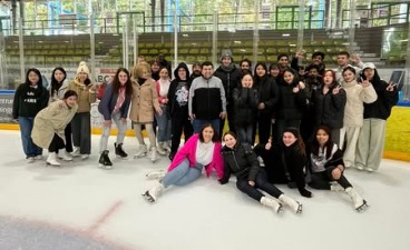 Gruppenbild der Pflegeschüler 2024 in der Eishalle Memmingen