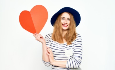 Frau mit gebastelten Herz 