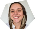Fachlehrkraft Frau Hannah Braunmiller lächelnd mit mittellangen dunklen Haaren und blondenSträhnen