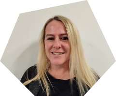 Lächelnde Verwaltungsfachkraft des Schulsekretariat Tanja Haag mit langen, glatten, blondgefärbten Haaren