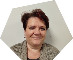 Fachlehrkraft Frau Katharina Krause lächelnd mit kurzen, dunklen, rot getönten, gewellten Haaren