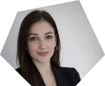 Fachlehrkraft Frau Svetlana Mirtakis mit langen, dunklen glatten Haaren 