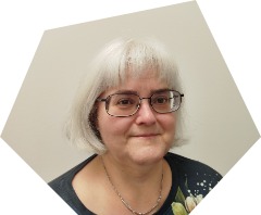 Fachlehrkraft Frau Ines Treger lächelnd mit grau-weißen, glatten, kinnlangen Haaren und Brille